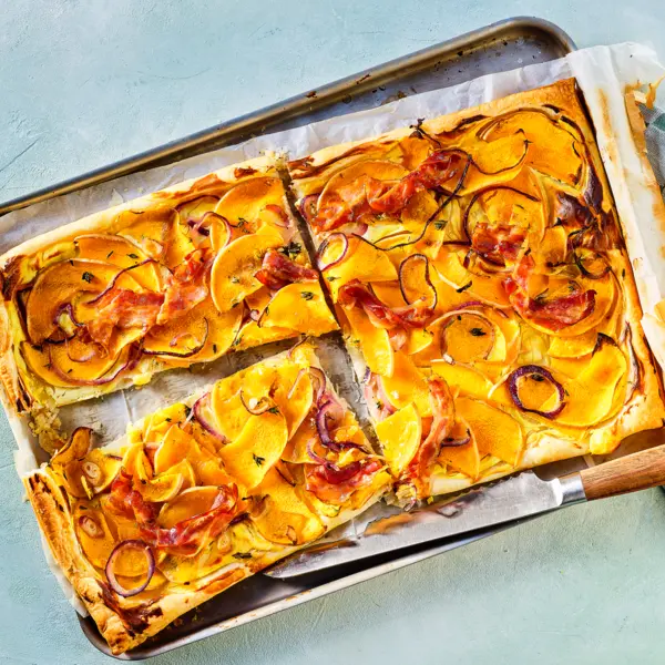 Flammkuchen mit Kürbis, Speck und Zwiebeln