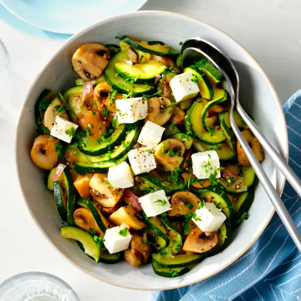 Warmer Zucchini-Champignon-Salat mit Feta