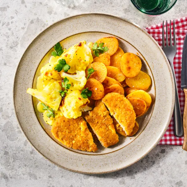 Vegane Schnitzel mit Blumenkohl-Gratin und Bratkartoffeln