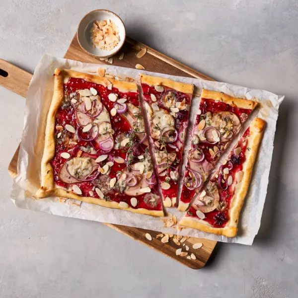 Flammkuchen mit Roquefort und Birne