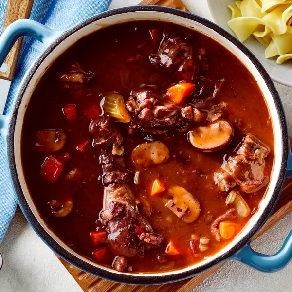 Coq au vin mit Bandnudeln