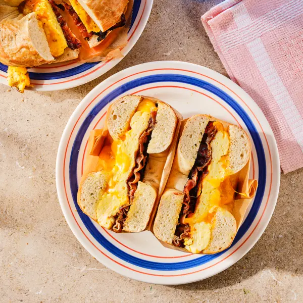 New York Style Bagels mit Cheddar-Rührei und Bacon