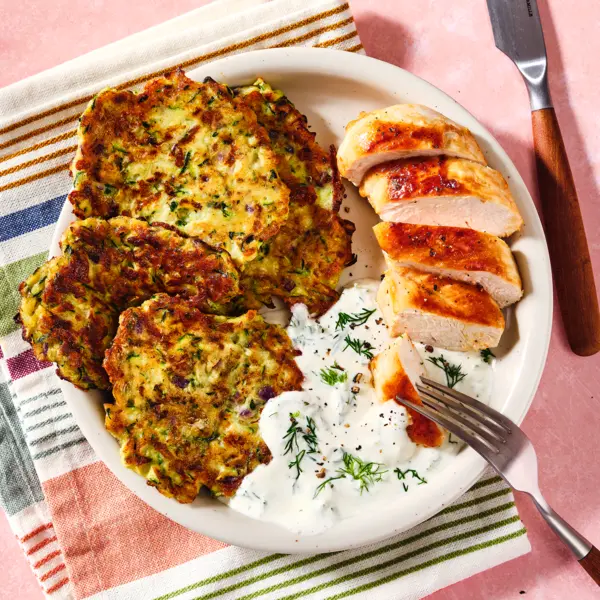 Zucchinipuffer mit Hähnchenbrust und Dilldip