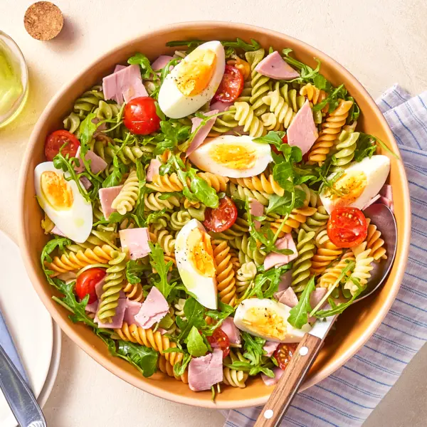 Einfacher Nudelsalat mit Schinken und Ei