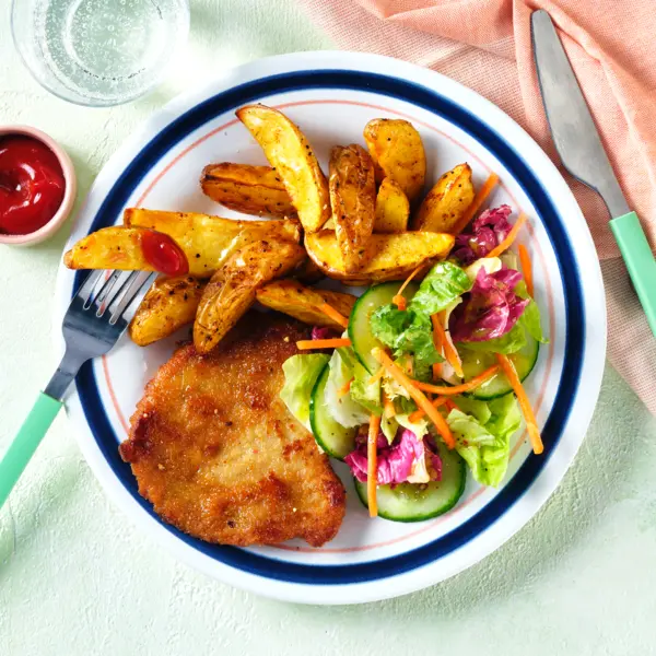 Schnitzel mit Kartoffelwedges und Salat
