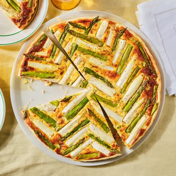 Würzige Spargelquiche mit Schinkenwürfeln und Gruyère