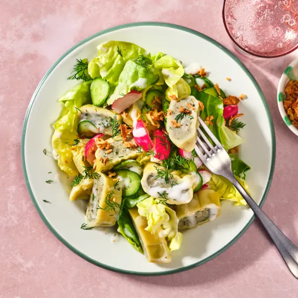 Maultaschen mit Gurken-Radieschen-Salat