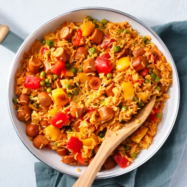 One-Pot Reispfanne mit Würstchen