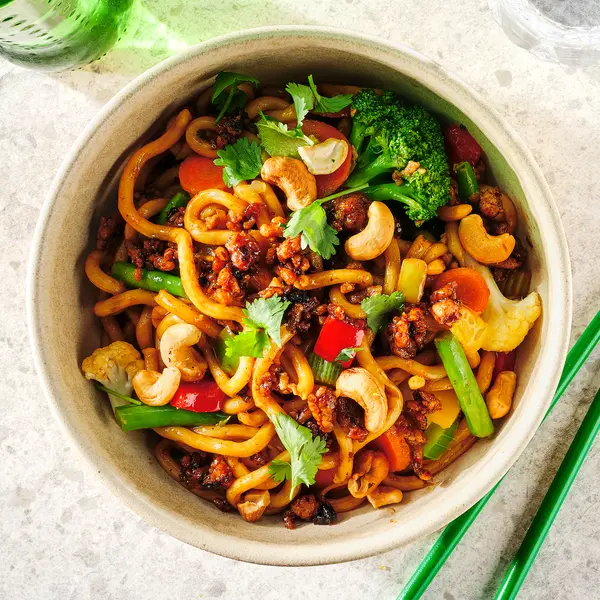 Udon-Nudeln mit Wok-Gemüse