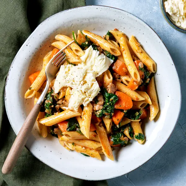 Penne mit Hackfleisch und rotem Pesto