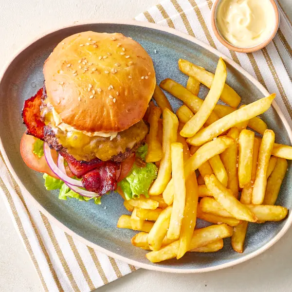 Bacon Cheeseburger mit Pommes