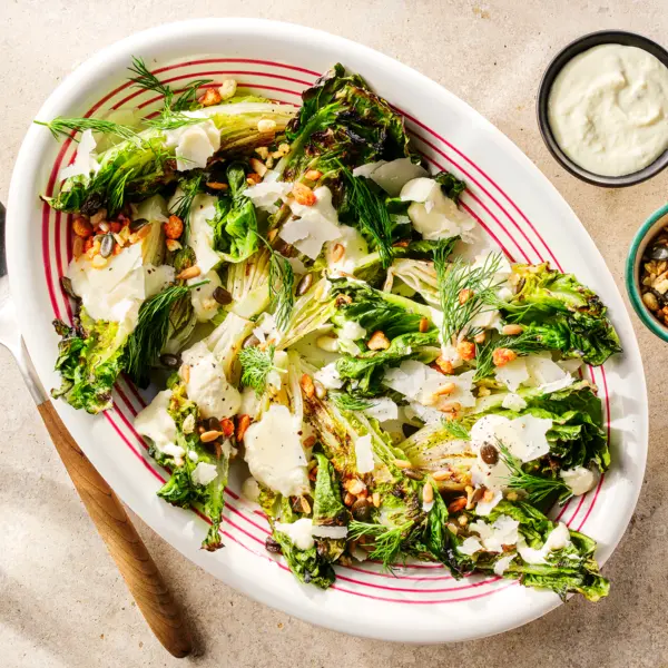 Gegrillter Mini-Romana-Salat mit Caesar-Dressing