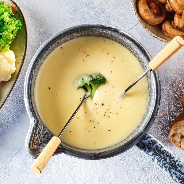 Leckeres Käsefondue mit Baguette