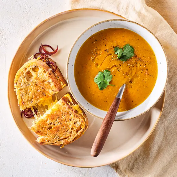 Kürbissuppe mit geröstetem Käsebrot