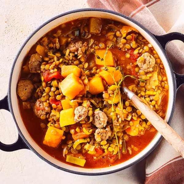 Linsen-Kürbis-Eintopf mit Bratwurst