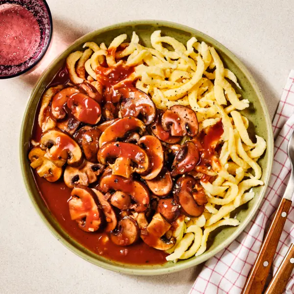 Spätzle mit Champignon-Rotweinsoße