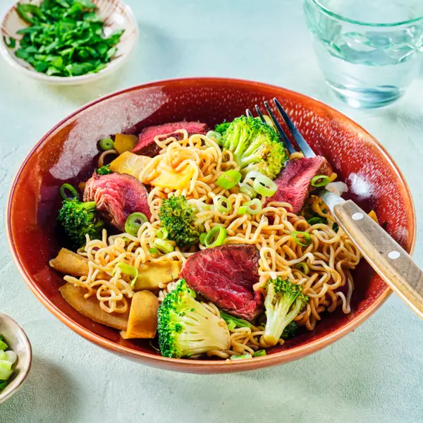 Gebratene Nudeln mit Gemüse und Steakspitzen