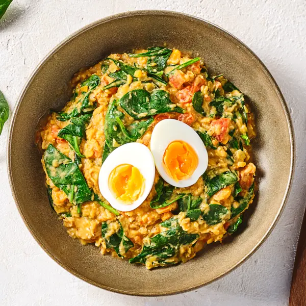 Dal mit Spinat und Ei