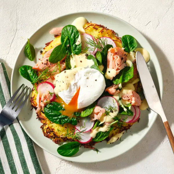 Rösti-Pizza mit Pulled Lachs und pochiertem Ei