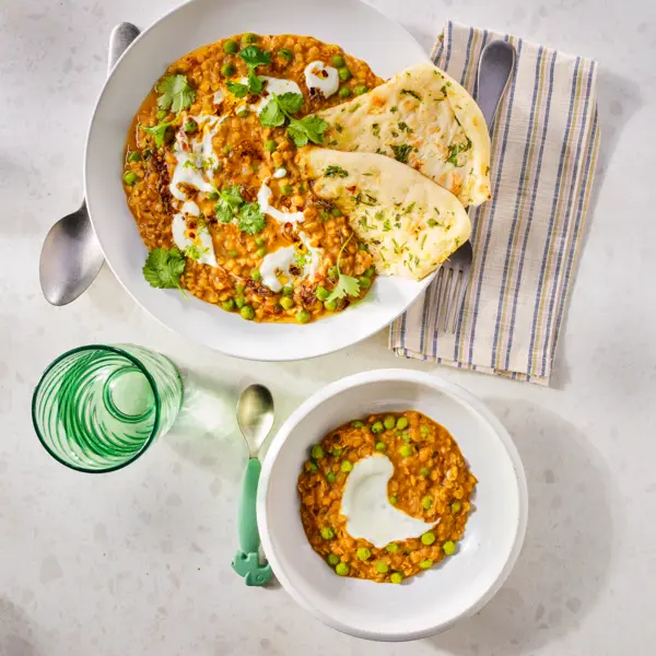 Tomaten-Dal mit Erbsen und Joghurtsoße