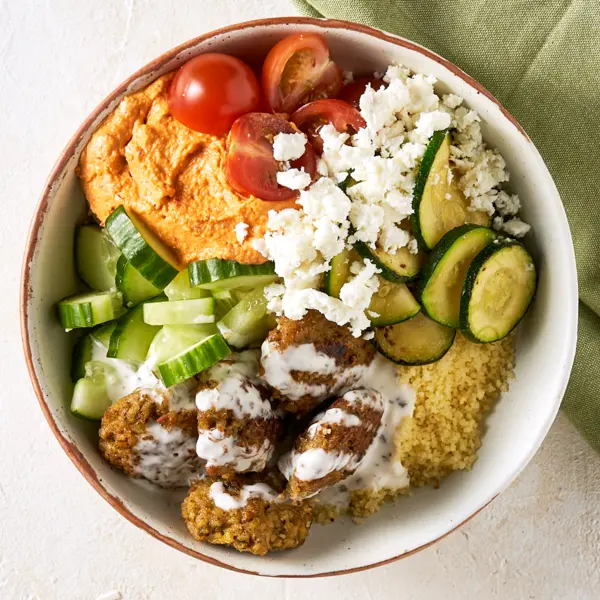 Falafelbowl mit Hummus und Feta