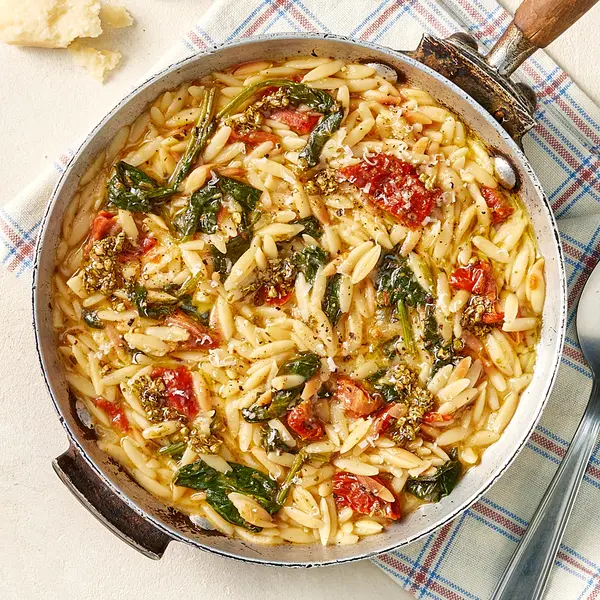 Kritharaki mit Pesto und getrockneten Tomaten