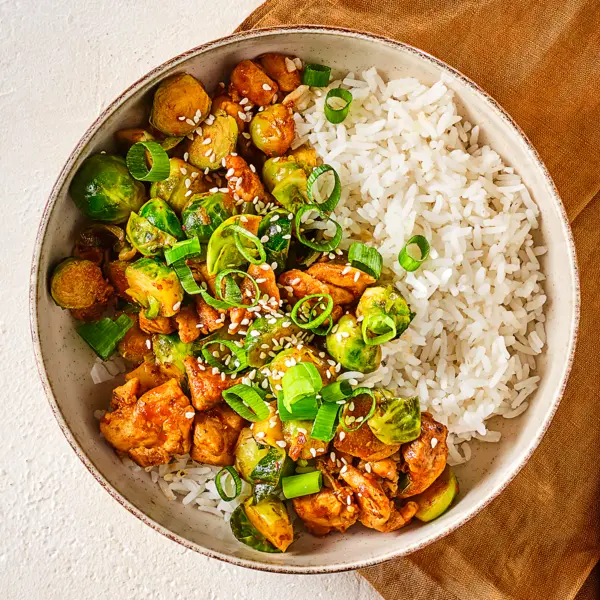 Asia-Pfanne mit Rosenkohl & Hähnchen