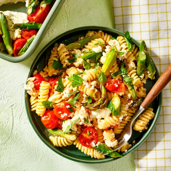 Gebackene Feta-Pasta mit Spargel