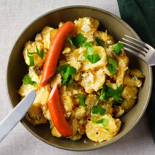 Klassischer Kartoffelsalat mit Mayonnaise mit Würstchen
