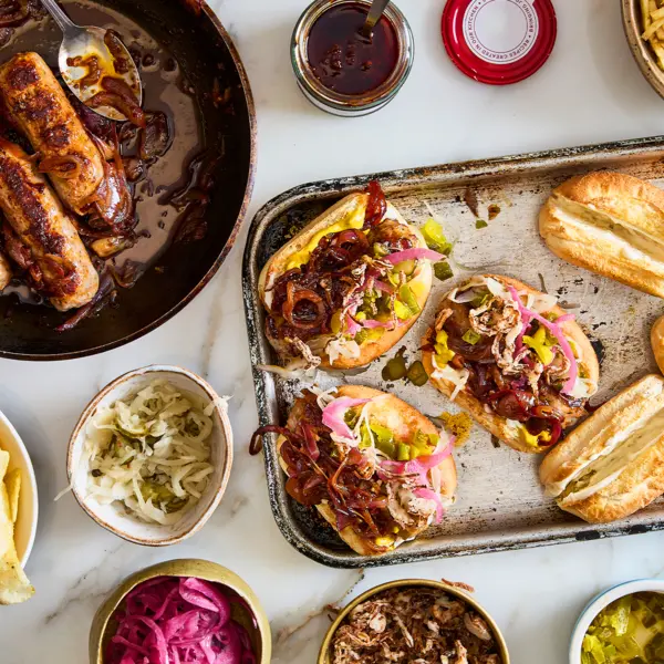 Sticky Bratwurst mit Granatapfel-Zitronen-Harissa