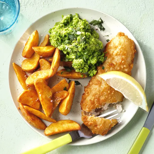 Einfache Fish & Chips mit Erbsen-Gemüse