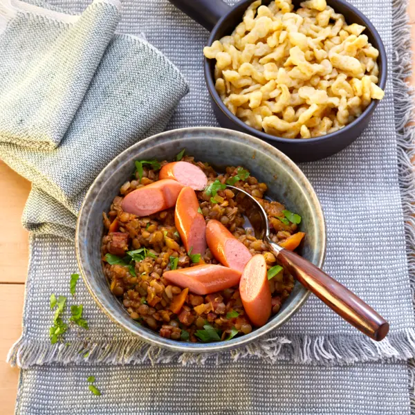 Linsen mit Spätzle und Wiener Würstchen