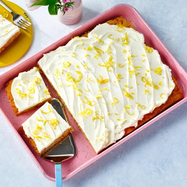 Saftiger Karottenkuchen vom Blech mit Mascarponecreme