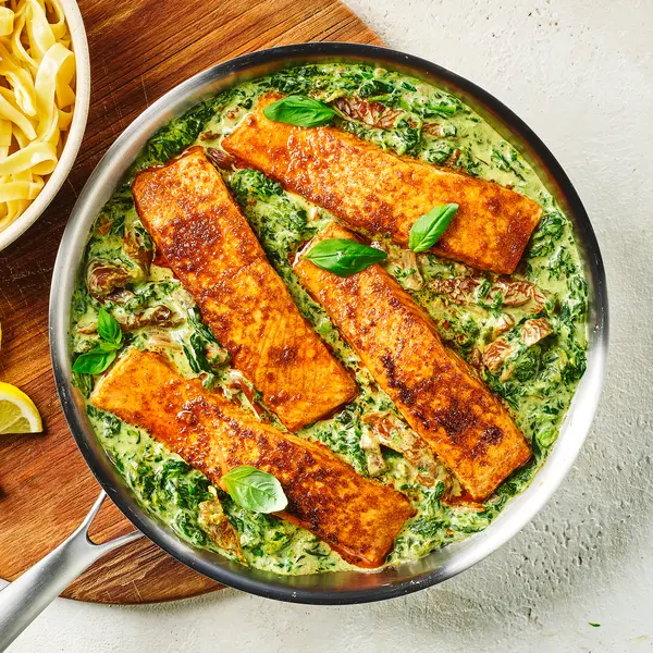 Lachs in cremiger Tomaten-Spinatsoße