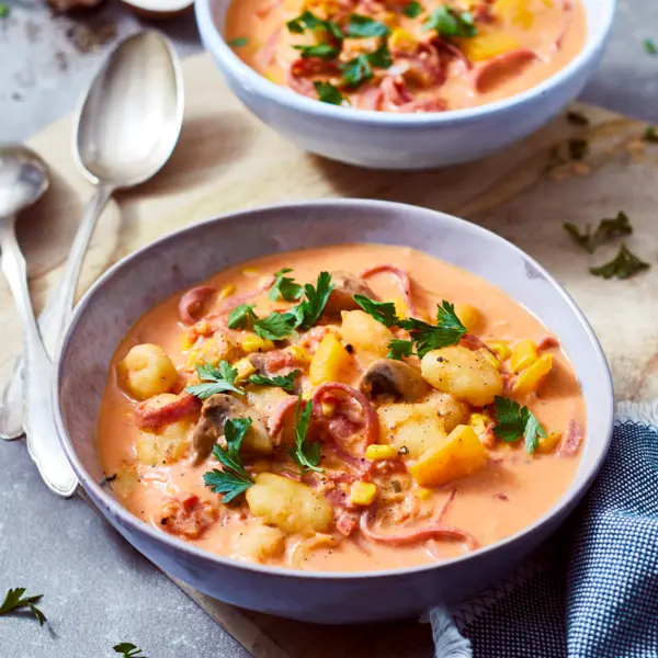 Cremig-bunter Gnocchitopf mit Salamistreifen