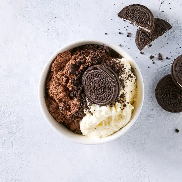 Schokoladenmousse mit Keksen und Schlagsahne