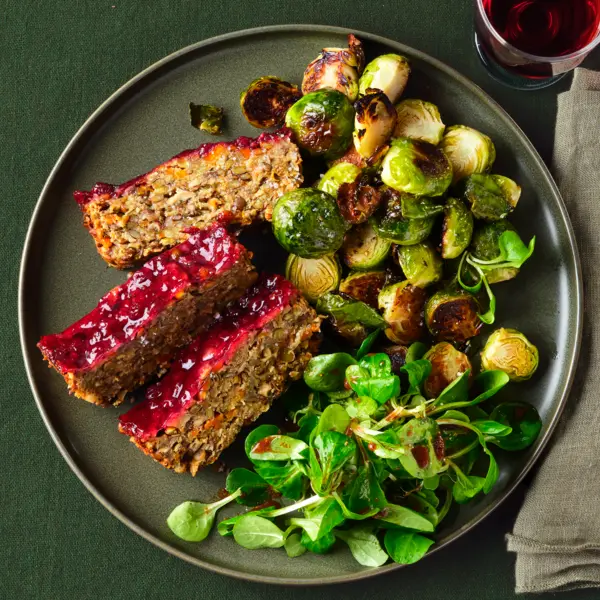 Veganer Linsen-Braten mit Rosenkohl und Feldsalat