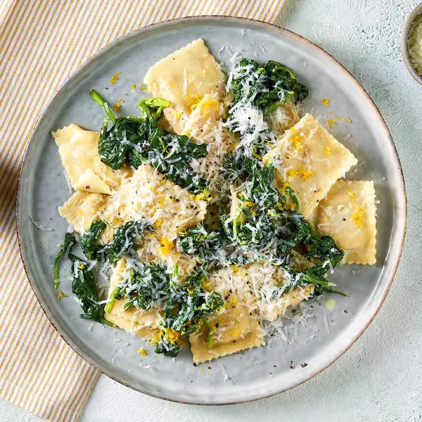 Ricotta-Ravioli mit Spinat und Zitrone