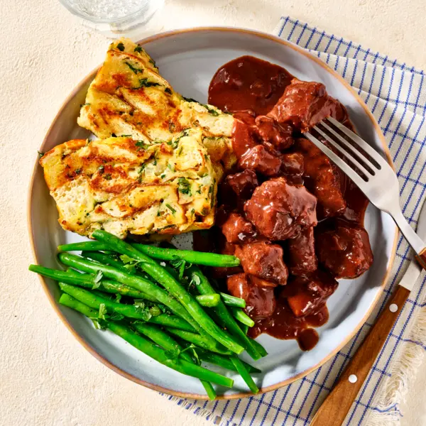 Klassisches Gulasch mit Ofen-Laugen-Knödel