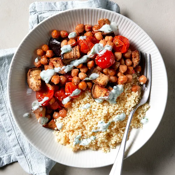 Bulgur mit Ofengemüse und Joghurtsoße