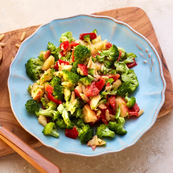 Brokkolisalat mit Pinienkernen