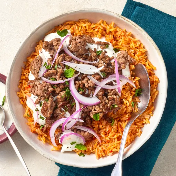 Tomatenreis mit Hackfleisch und cremigem Feta-Joghurt