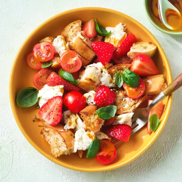 Erdbeer-Caprese-Salat