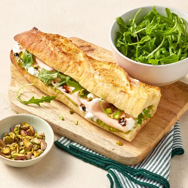 Putensandwich mit Burrata und Pistazie