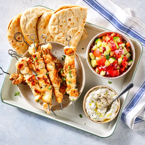 Hähnchen-Souvlaki mit Salat und Zatziki