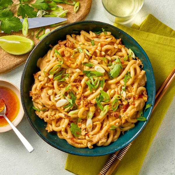 Scharfe Erdnuss-Udon mit Harissa-Öl