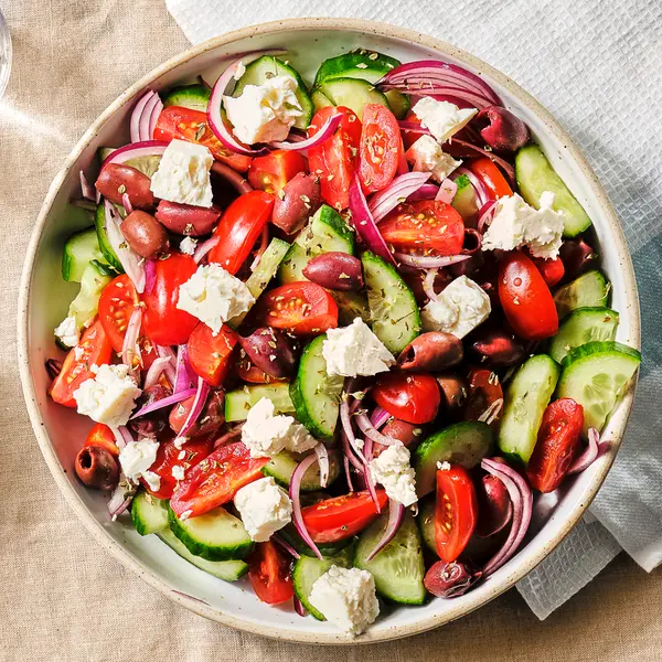Griechischer Salat mit Feta und Oliven