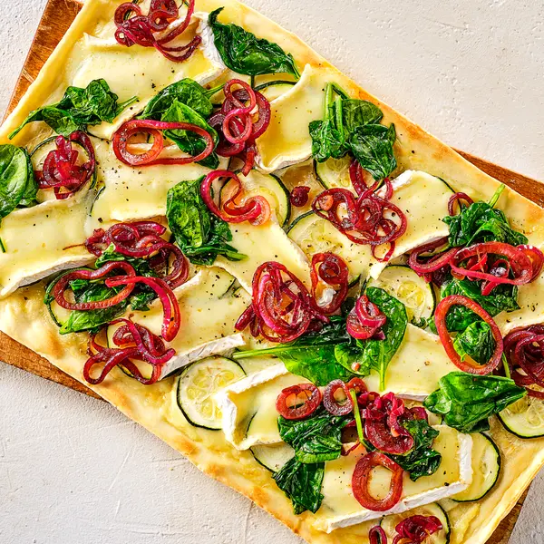 Flammkuchen mit Spinat, Brie und roten Zwiebeln