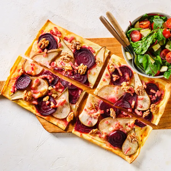 Flammkuchen mit Rote Bete und Birne