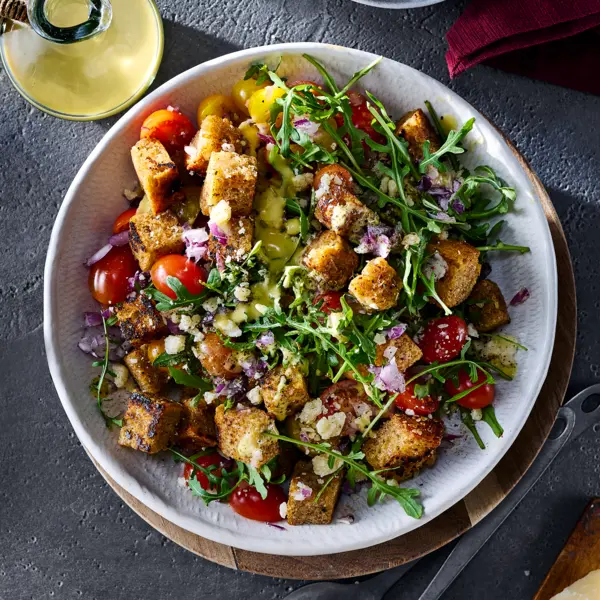 Italienischer Brotsalat mit Cherry-Tomaten und roten Zwiebeln
